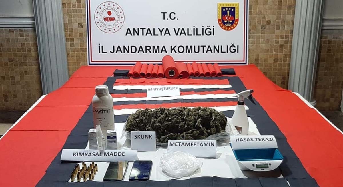Antalya’da A4 kağıdına emdirilmiş sentetik uyuşturucu ele geçirildi