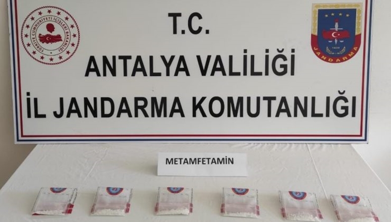Antalya’da, Jandarmanın yakaladığı şahsın üzerinden uyuşturucu çıktı