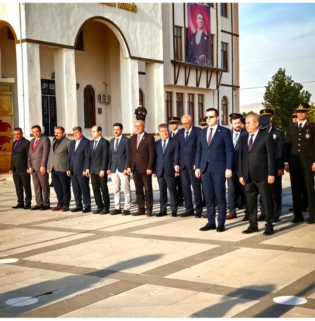 Kaymakamımız Sn. Osman KURT, 10 Kasım Atatürk’ü Anma Günü dolayısıyla Atatürk Büstü’ne çelenk sundu.