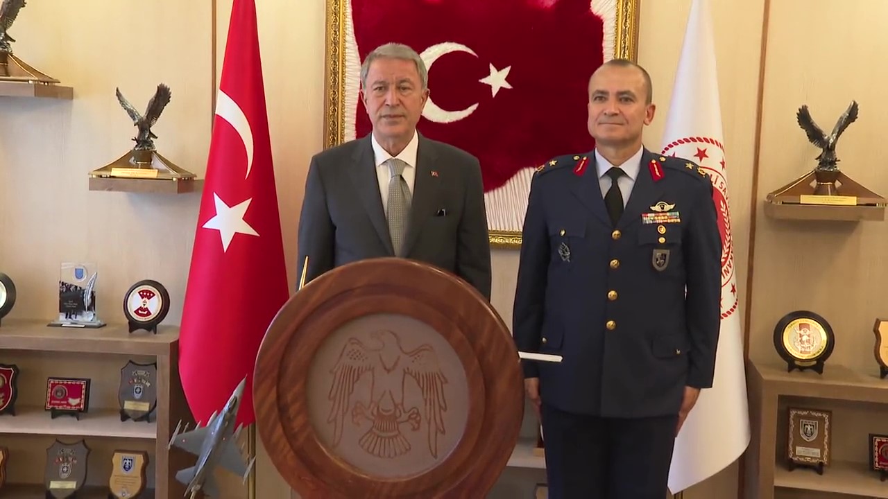 Bakan Akar'dan, 9. Ana Jet Üs Komutanlığına ziyaret