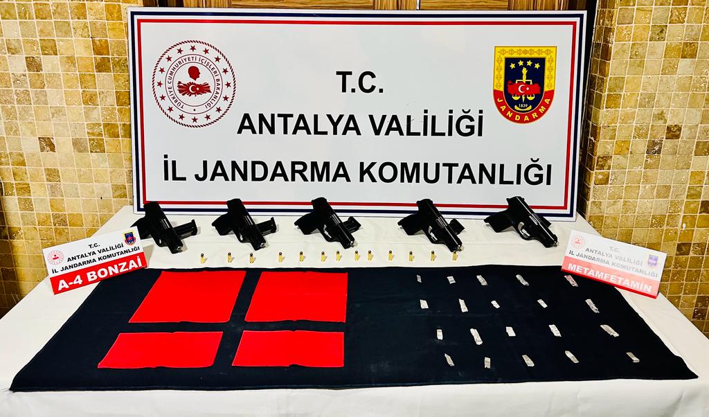 JANDARMA DÜZENLEDİĞİ BAŞARILI OPERASYONLA UYUŞTURUCU  TACİRLERİNİ YAKALADI