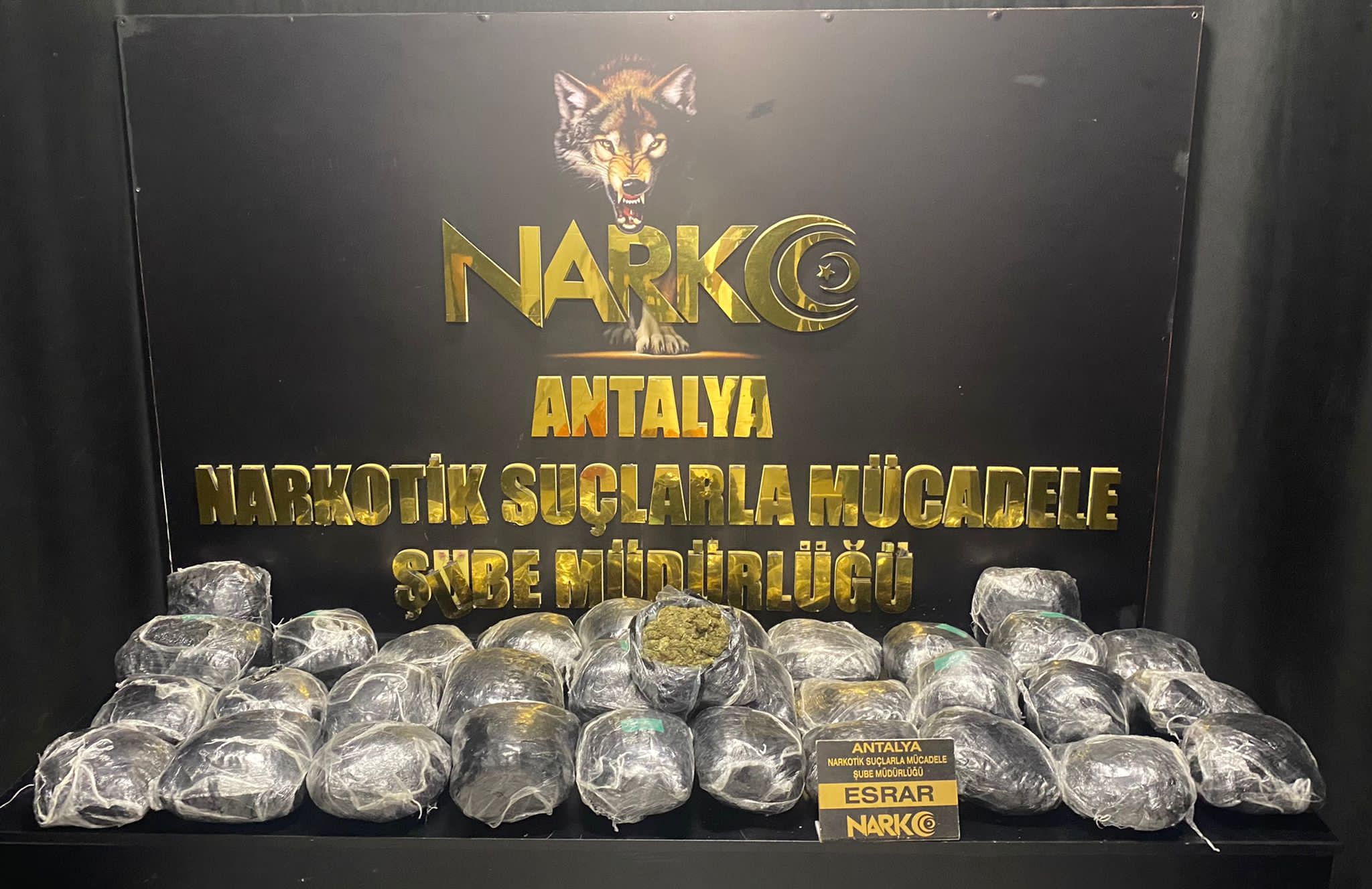 ŞÜPHELİ ARAÇTA 12 KİLO ESRAR ELE GEÇİRİLDİ