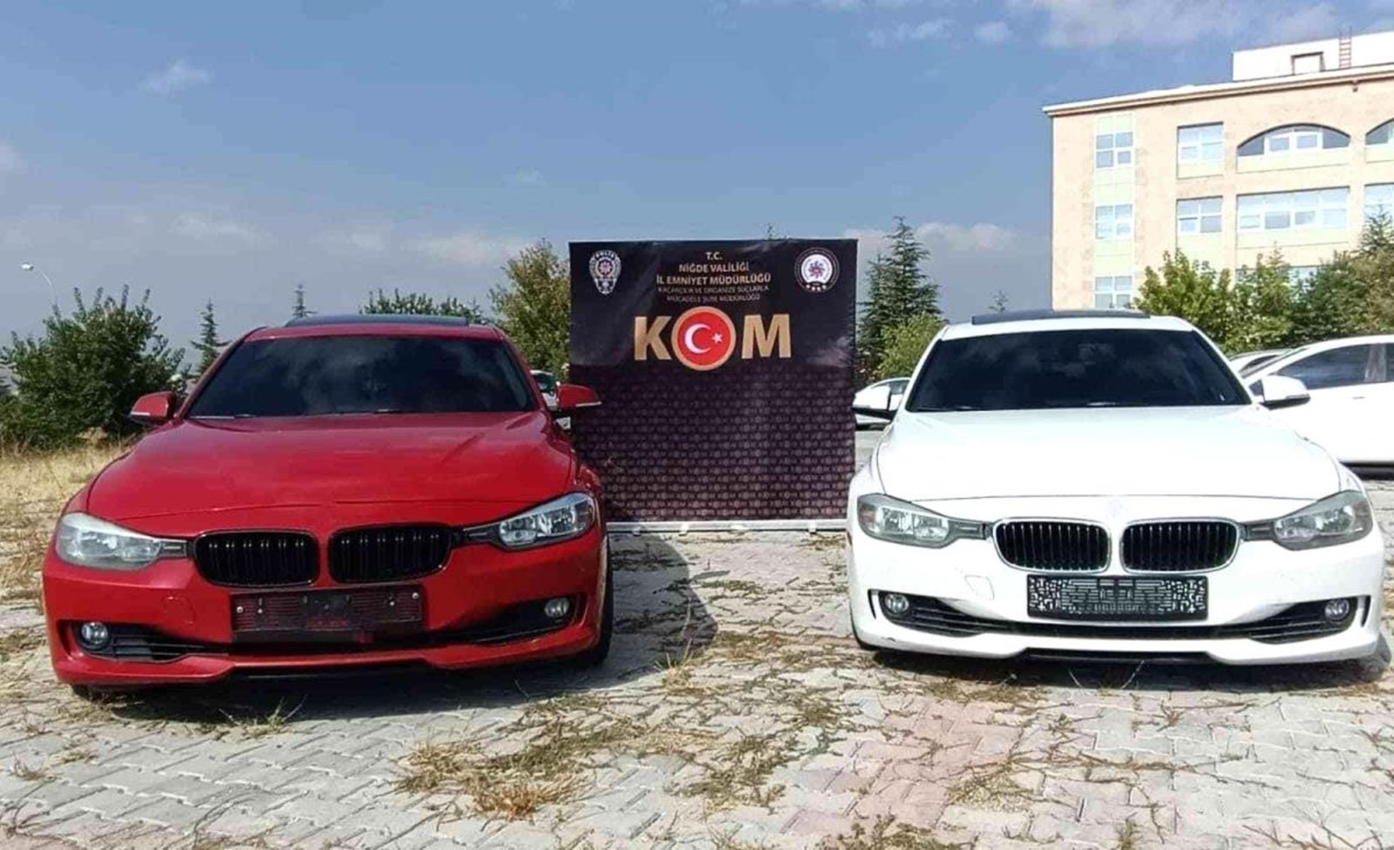 Niğde'de polis ekipleri 2 lüks otomobil ele geçirdi