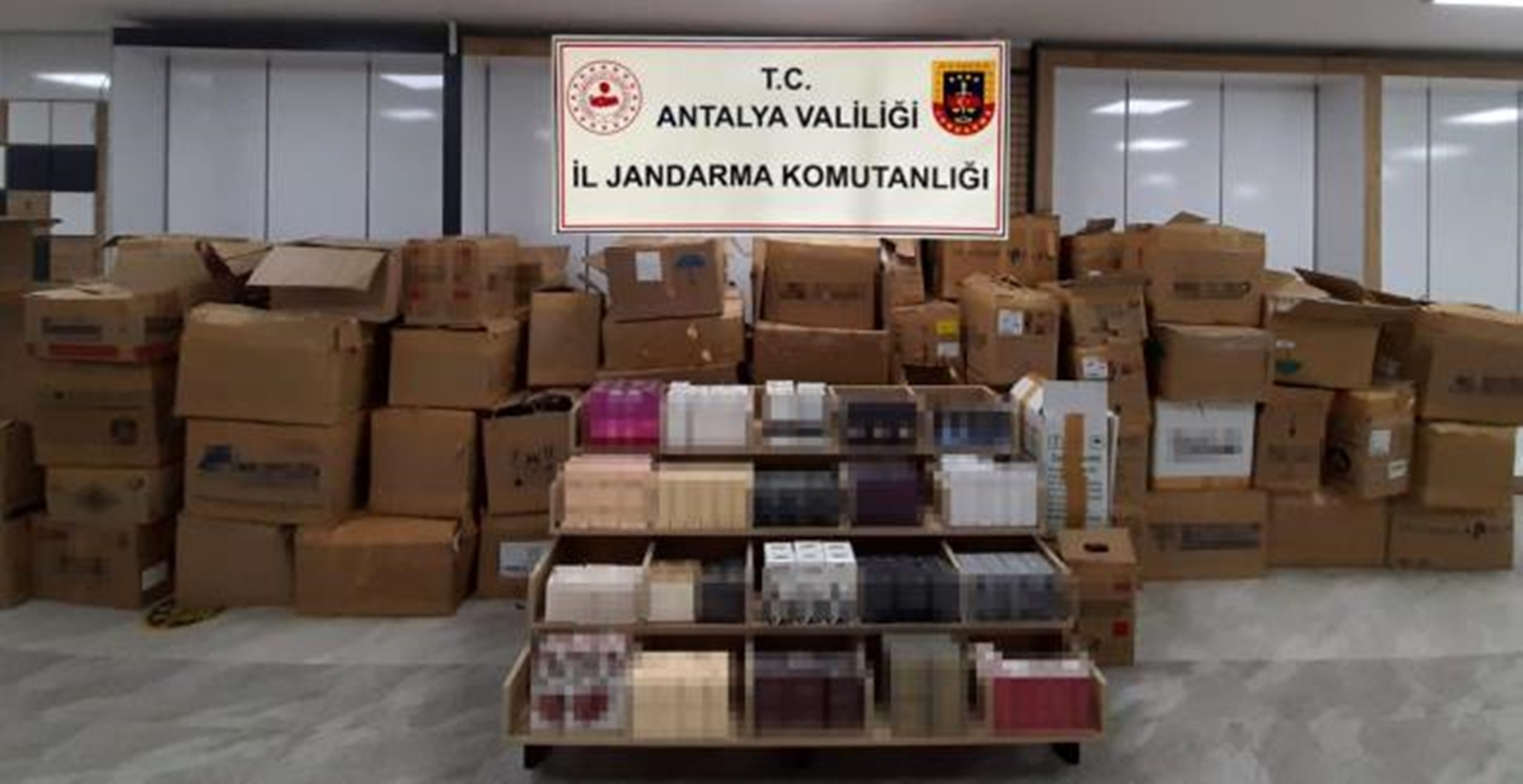 Antalya'da 8 bin 713 adet kaçak parfüm ele geçirildi