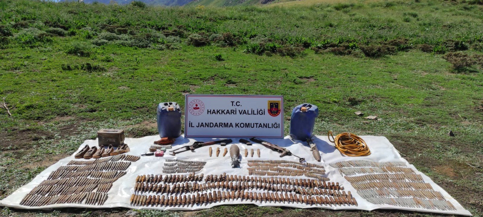 Hakkari'de terör operasyonunda mühimmat ve patlayıcı ele geçirildi