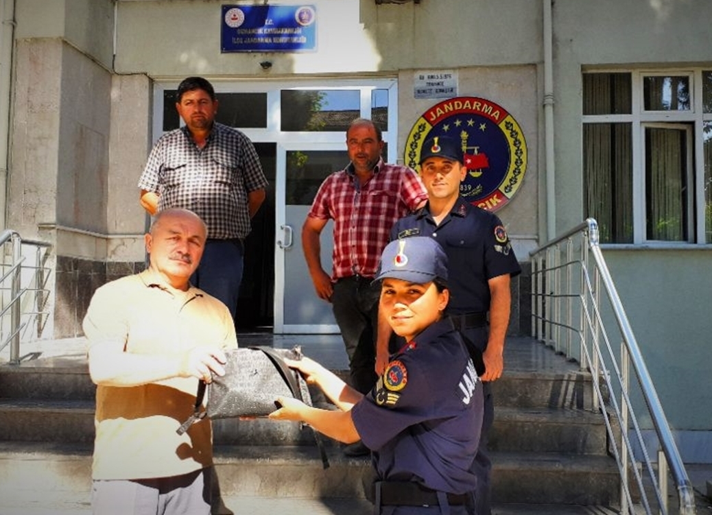 Çorum'da bulunan para dolu çantayı jandarmaya teslim ettiler