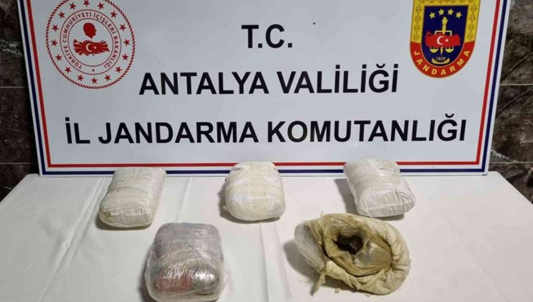 Antalya'da 2 şüphelinin valizinde 5 kilo esrar ele geçirildi
