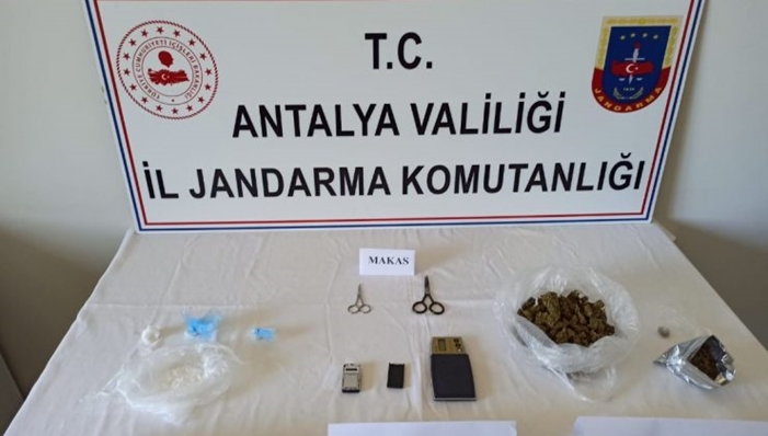 Antalya'da jandarma bir kişinin yurt dışına kaçmayı planlarken yakaladı