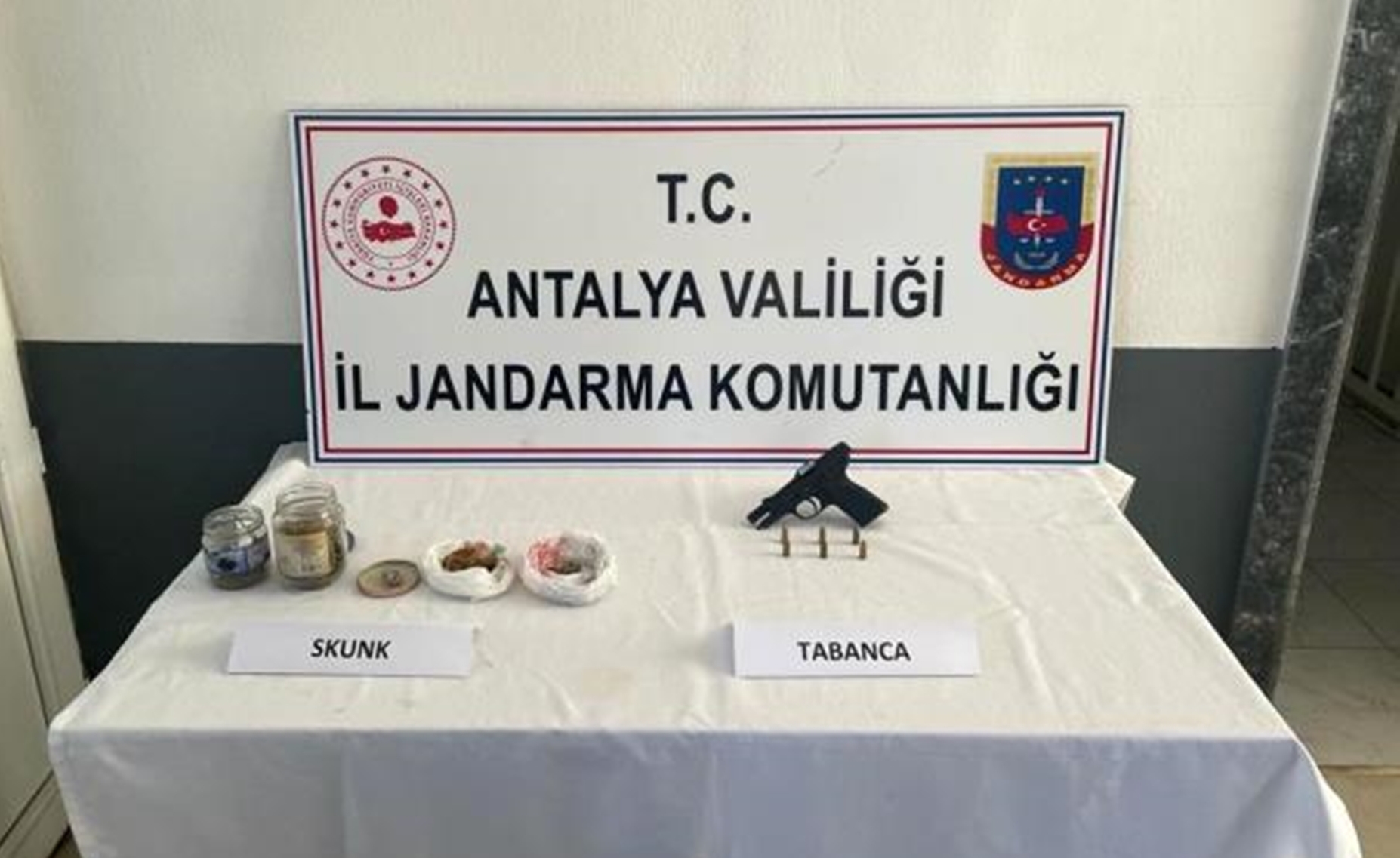 Antalya’da turistlere uyuşturucu satan kişi yakalandı