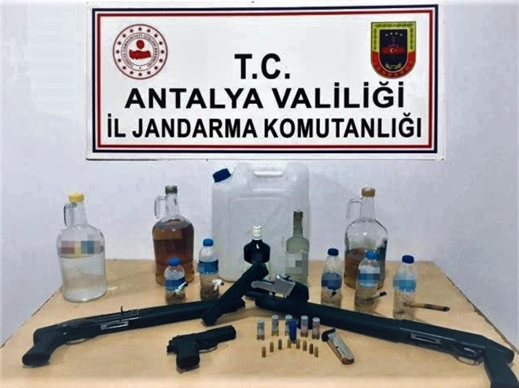 Antalya'da sahte alkol ve ruhsatsız tabanca ele geçirildi