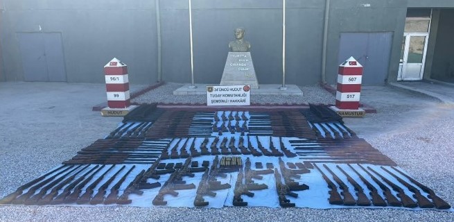 Hakkari sınırında 140 av tüfeği ile 40 pompalı tüfek ele geçirildi