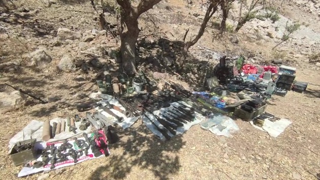 Pençe-Kilit Operasyonu bölgesinde mağarada silah ve mühimmat ele geçirildi
