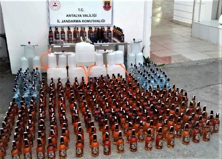 Antalya Jandarmadan bir depoya sahte içki baskını