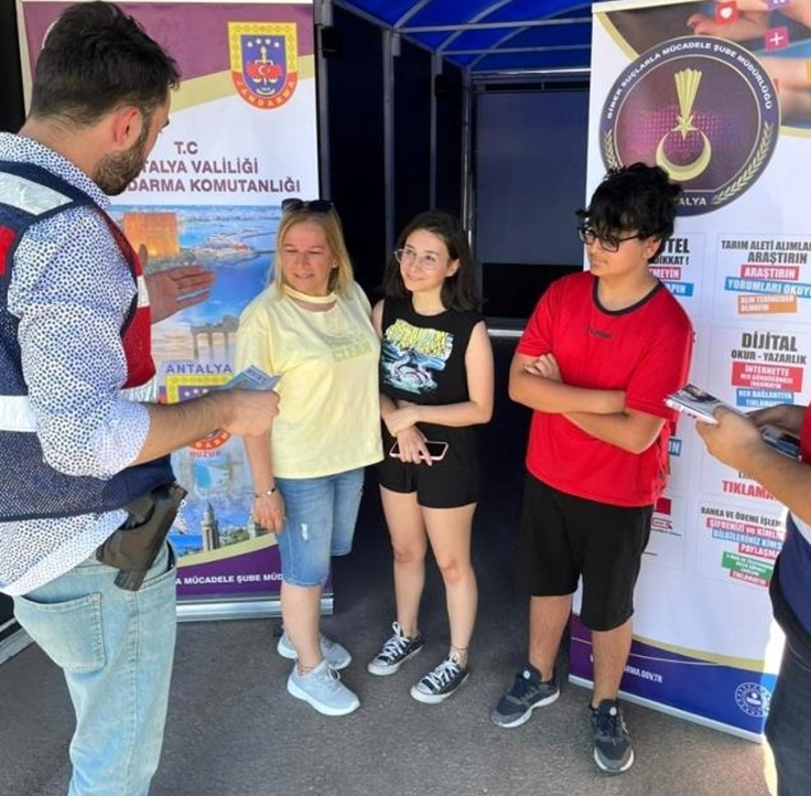 Antalya'da vatandaşlara siber suçlarla mücadele konusunda bilgilendirildi