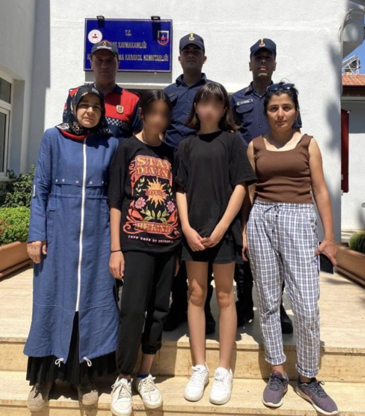 Antalya’da jandarma kaybolan 2 kız çocuğunu buldu