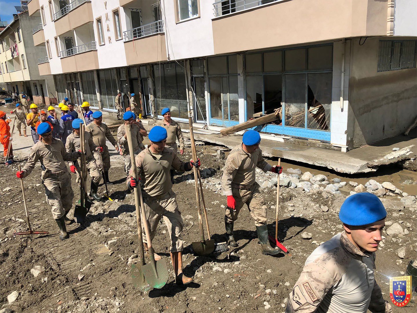 Jandarma sel felaketinden etkilenen Kastamonu Bozkurt’ta yaralarını sarmak için canla başla çalışıyor
