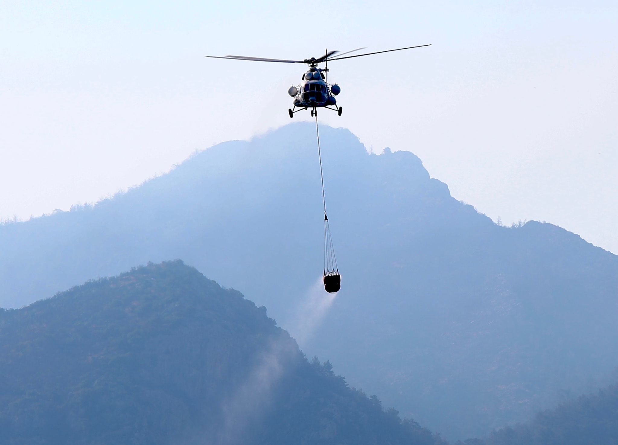 Marmaris'teki yangına 20 helikopter, 14 amfibik uçak, 220 arazöz ve 2 İHA destek veriyor