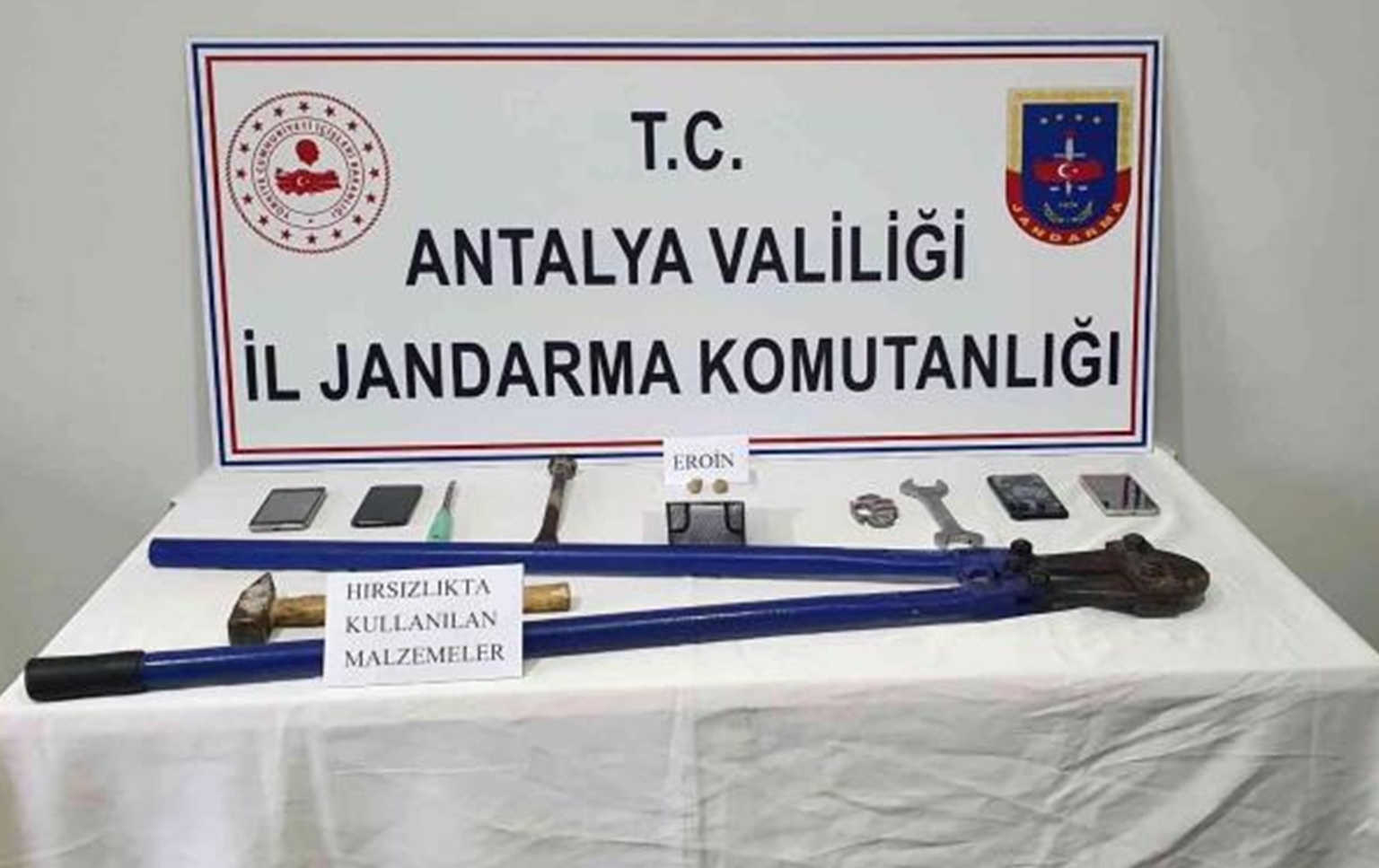 Antalya'da hırsızlık suçundan aranan 2 kişi yakalandı