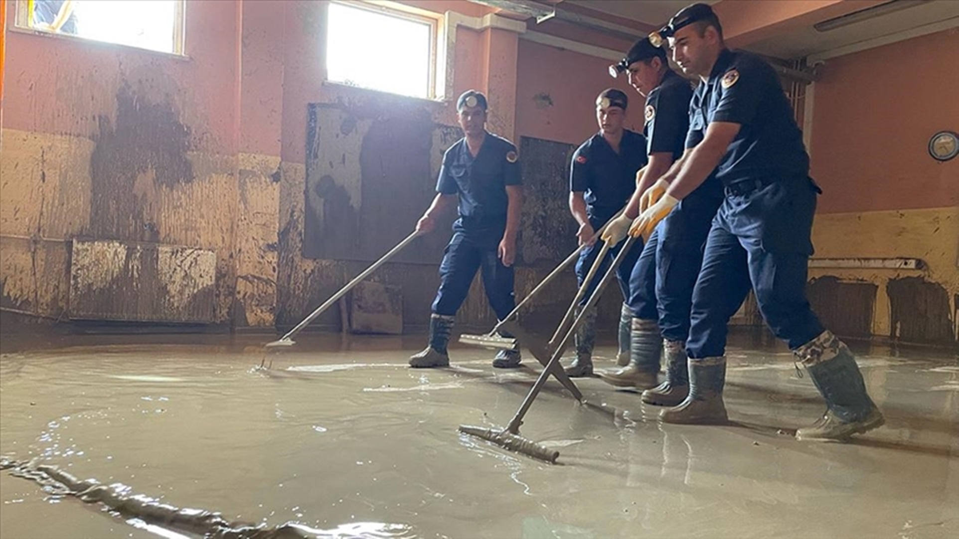 Bartın'da selde su basan okulları jandarma temizliyor