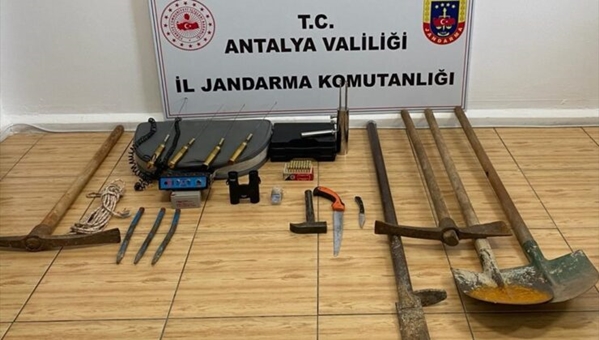Antalya'da kaçak kazı yapan 3 kişi gözaltına alındı
