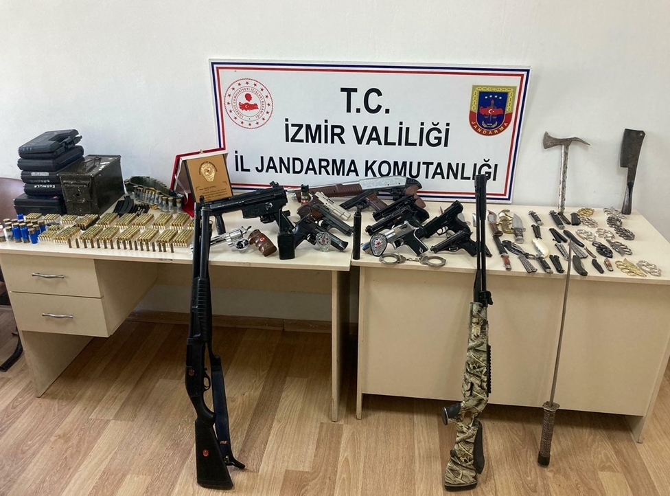 İzmir’de Jandarma ekipleri sahte polisin evini bastı