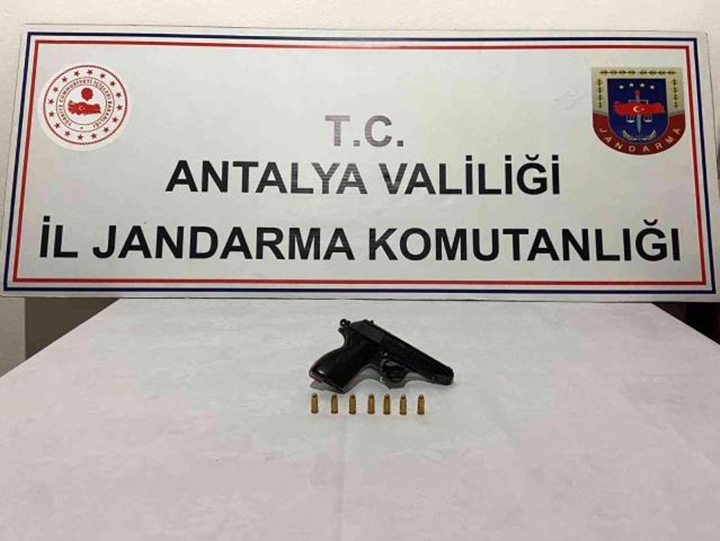 Antalya'da yapılan kimlik kontrolünde tabanca ele geçirildi