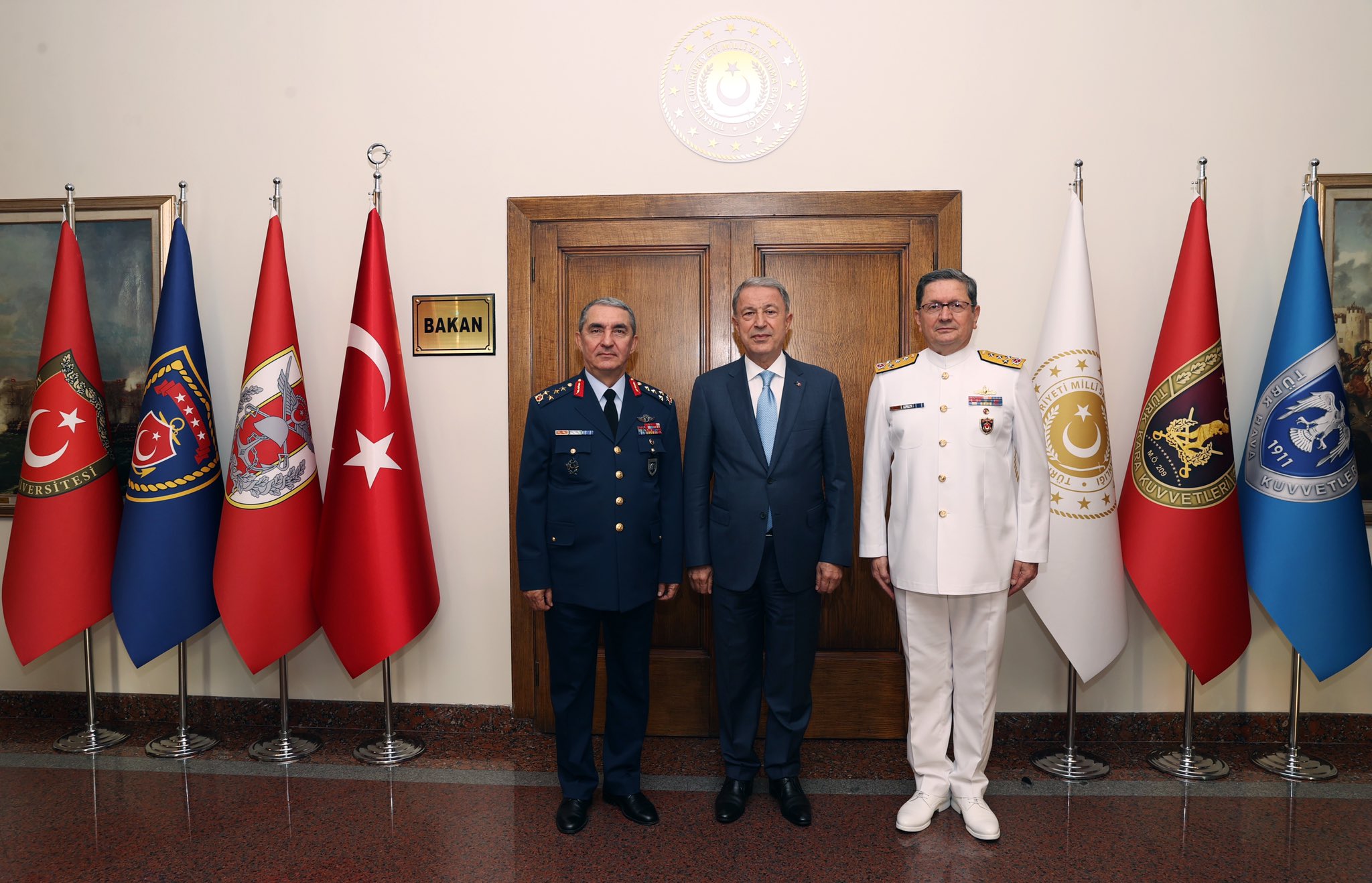 Bakan Akar iki komutanı da makamında kabul etti