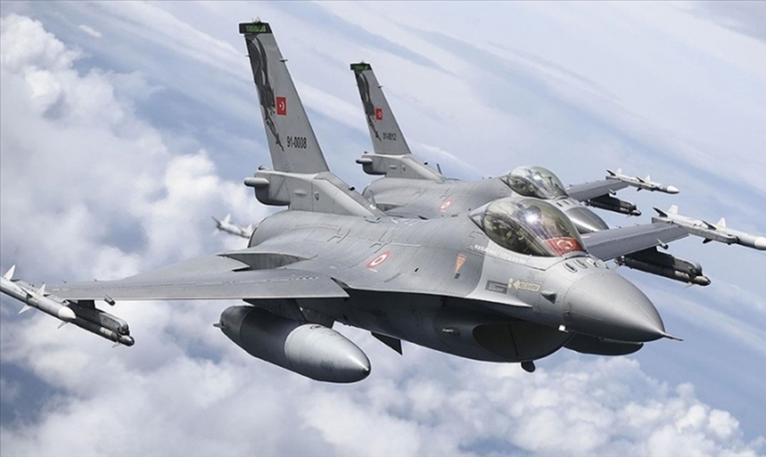 Türk F-16'larını Yunan uçakları yine taciz etti!