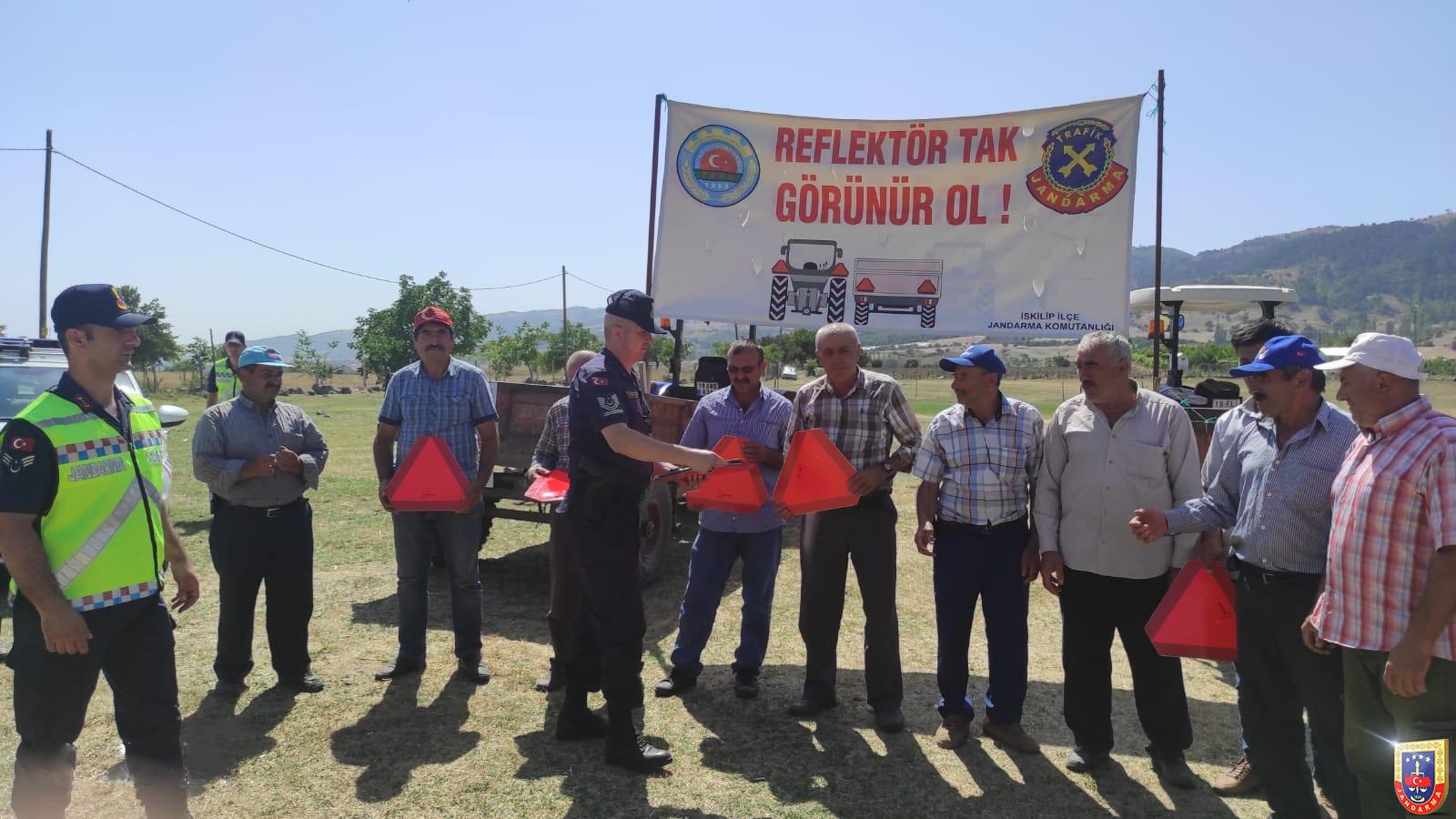 Çorum'da Jandarma trafik reflektör dağıttı