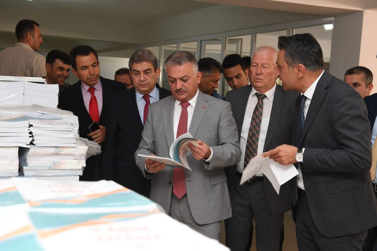 Antalya Valisi Ersin Yazıcı, kitap deposunda incelemelerde bulundu 