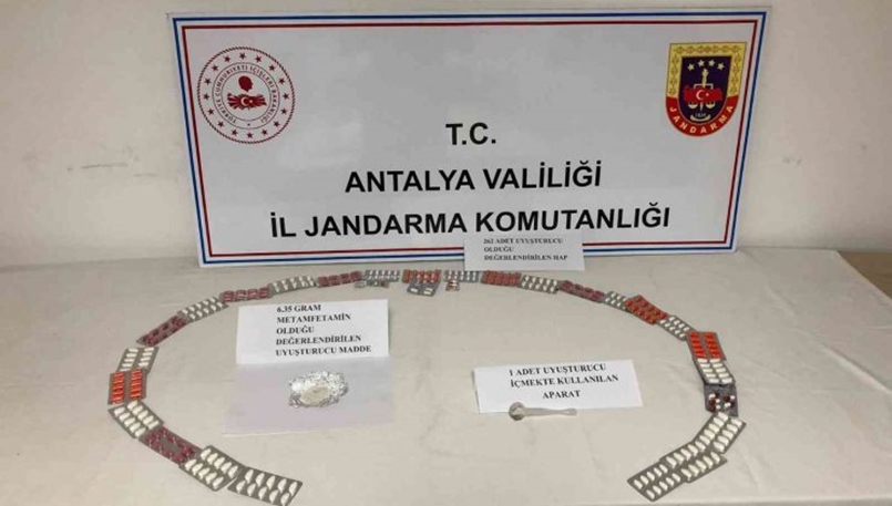 Antalya’da Otobüsteki yolcunun üzerinden 262 adet uyuşturucu hap çıktı