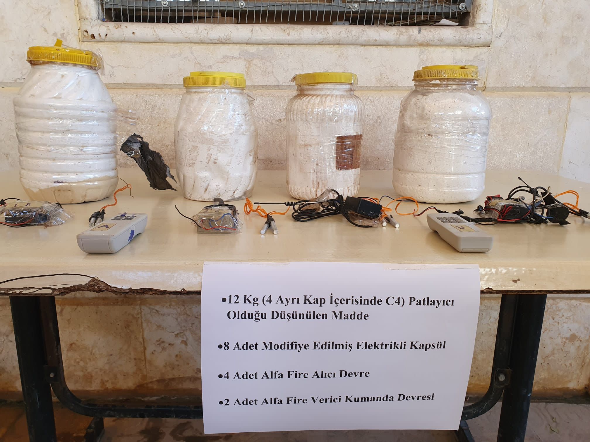 Bakan Soylu Afrin'de 12 kilogram C4 patlayıcı ele geçirildi
