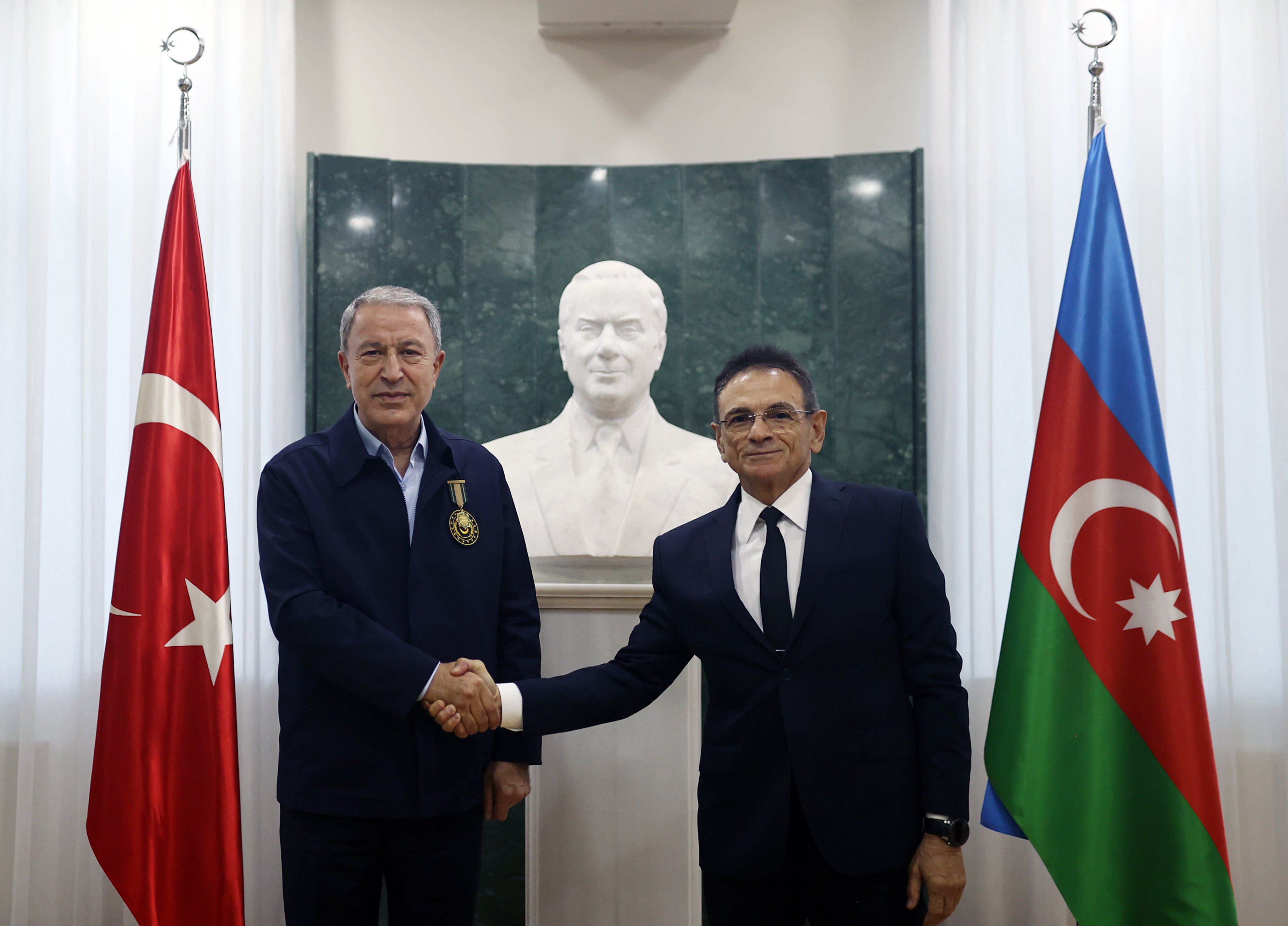 Bakan Akar’a Azerbaycan’dan madalya