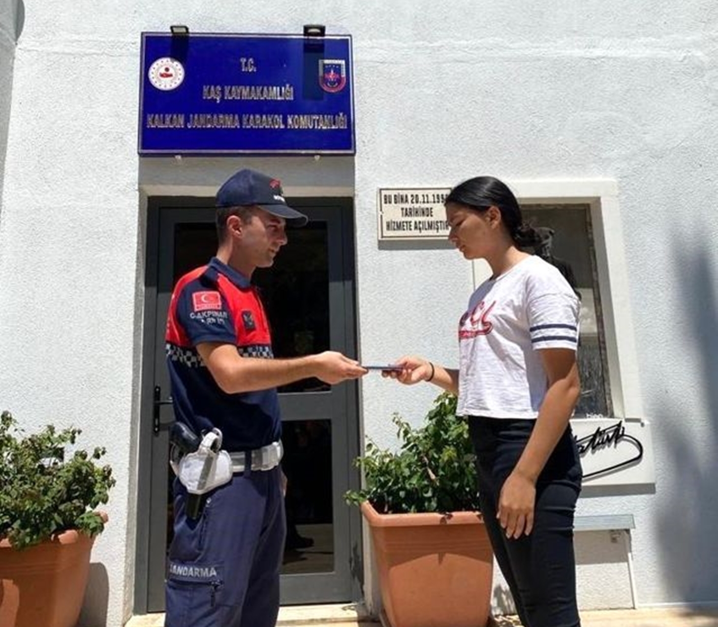 Jandarma ekipleri çalınan cep telefonu sahibine teslim etti