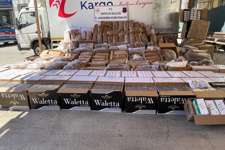 Kargo ile gelen kaçak ürünler alıcılarına ulaşamadan jandarmaya takıldı
