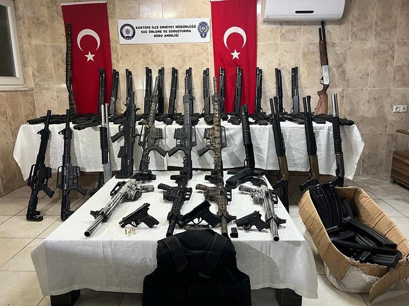 Kocaeli'de durdurulan araçta yasadışı silahlar ele geçirildi